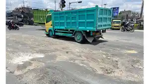 Ruas-jalan-provinsi-mengalami-kerusakan-di-Jalan-Lintas-Pekanbaru-Kubang.jpg