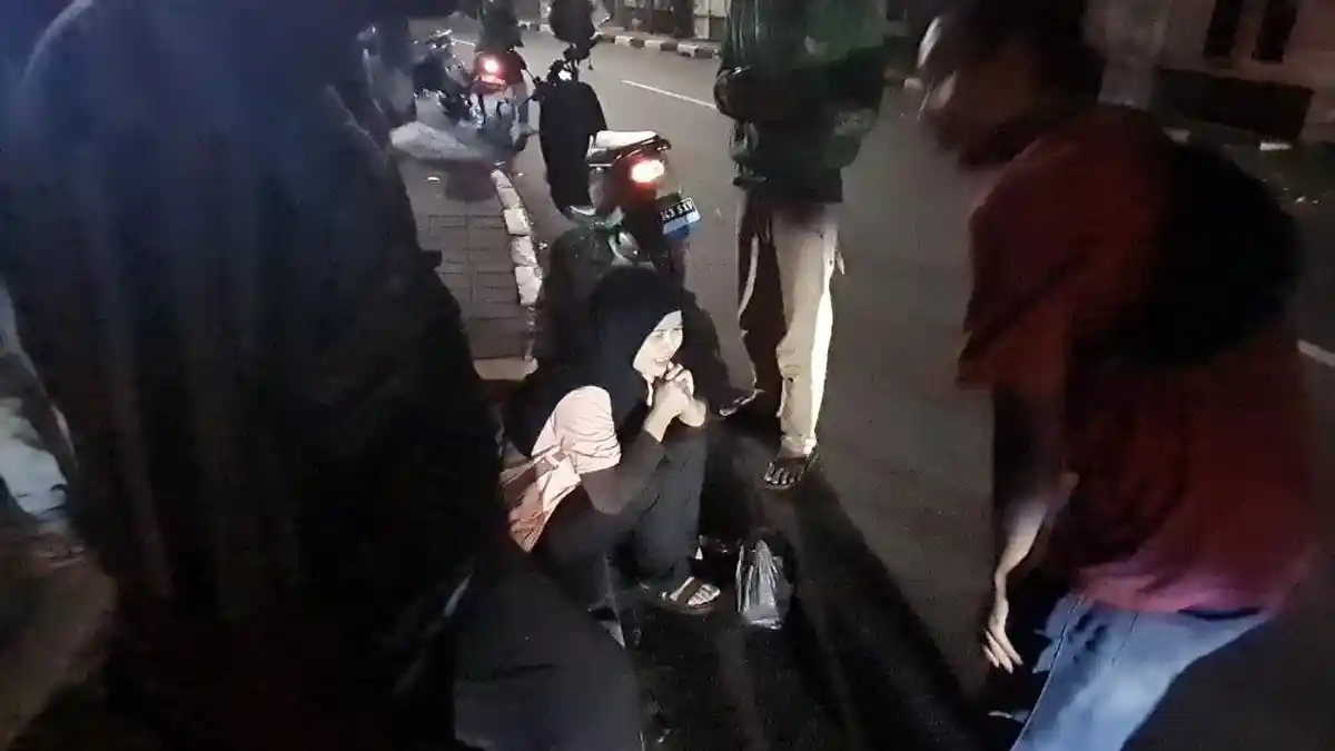 Mbak-mbak Nangis Kejer di Pinggir Jalan Pancoran: HP Dijambret saat Asyik Main Facebook