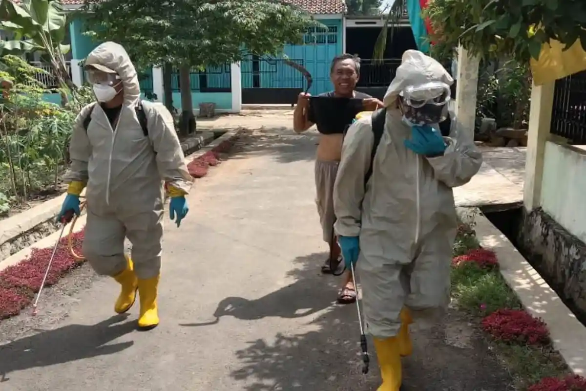 Trader Perduli Indonesia Lakukan Penyemprotan Disinfektan di Kelurahan Mulyojati Metro Lampung