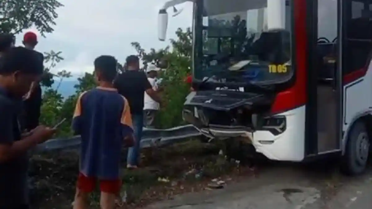 BREAKINGNEWS: Bus Trans Donggala Alami Kecelakaan, Hantam Pembatas Jalan di Kabonga Besar