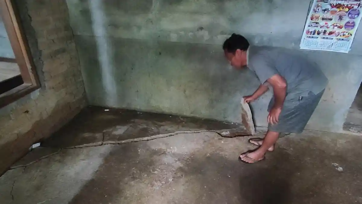Tanah Gerak di Trenggalek Bikin Rumah Warga Miring hingga Lapangan Sekolah SD Ambles
