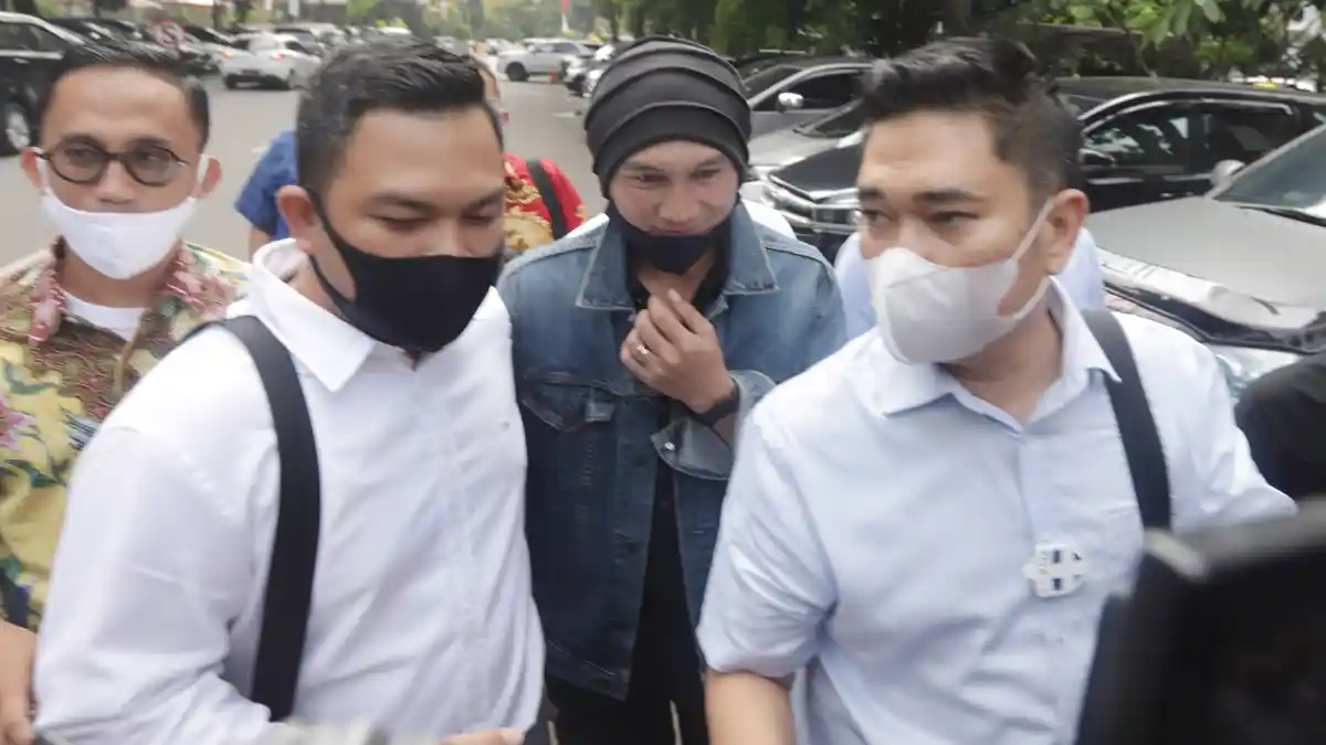 Anji Datangi Ditkrimsus Polda Metro Jaya Didampingi Tim Pengacara