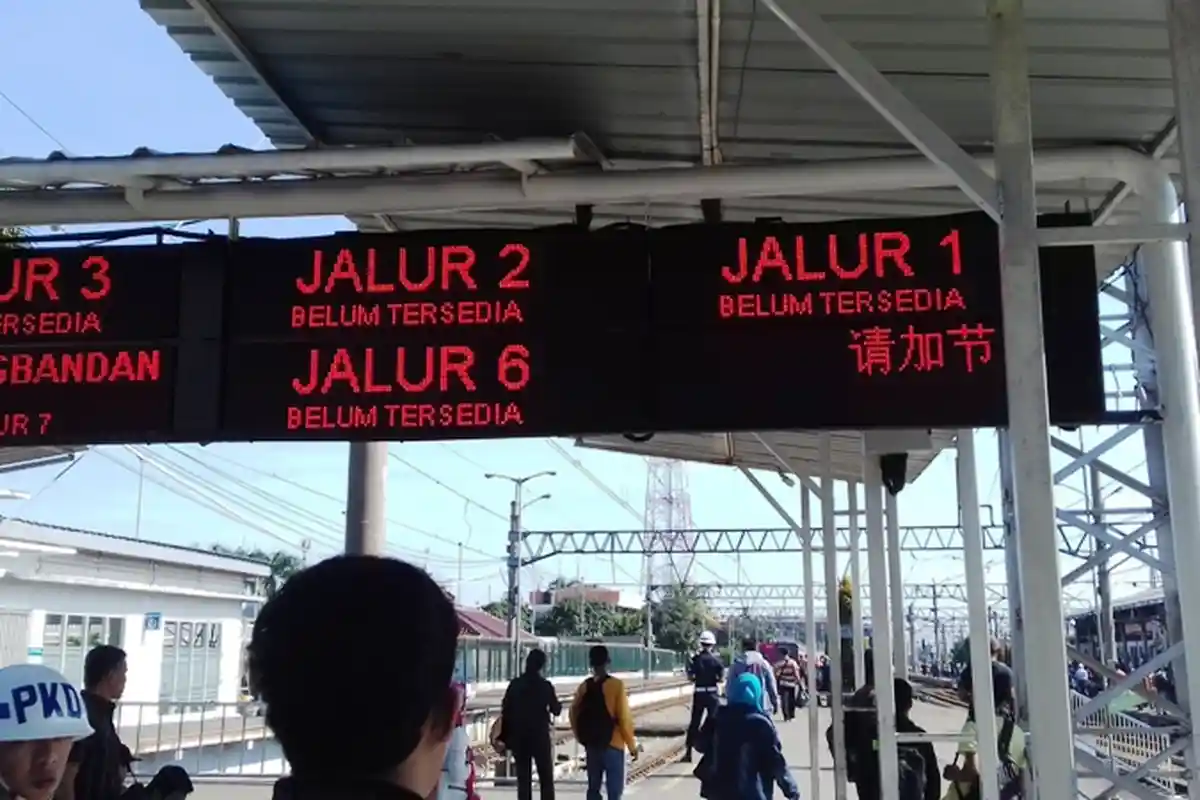 Papan Informasi Jalur Lima Stasiun Bogor Alami Gangguan, Penumpang: Wah Jurusannya ke Jepang Tuh !