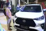 pelanggan-sedang-mengamati-fitur-dari-Toyota-All-New-Veloz.jpg