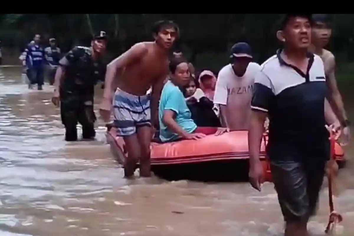 Hujan Lebat, Ribuan Rumah di Jember Terdampak Banjir, Warga Dievakuasi Mengunakan Perahu Karet 
