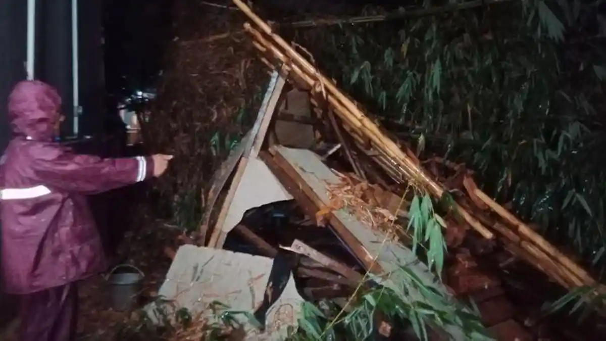 Rumah Sodikin di Jatinangor Sumedang Remuk Tertimpa Rumpun Bambu yang Tumbang Akibat Puting Beliung