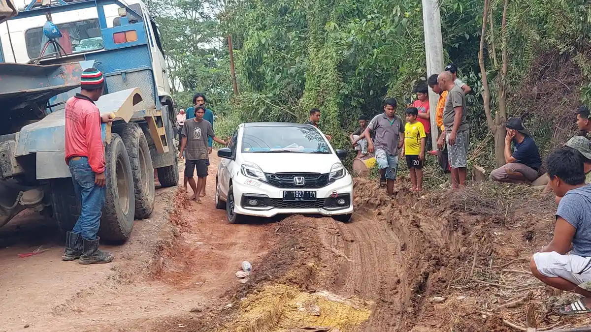 Antisipasi Jalan Rusak, Dinas PU Kutai Timur Sebarkan Alat Berat ke Berbagai Kecamatan