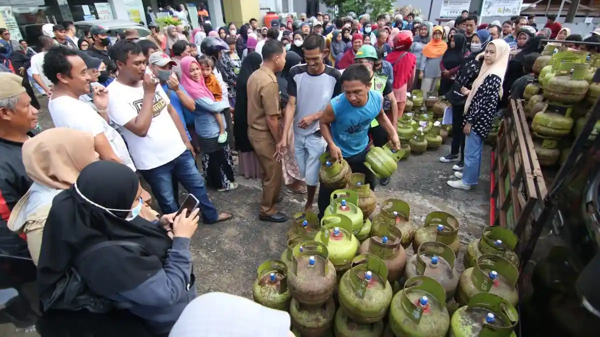 Warga Terpaksa Inden LPG 3 Kg, Imbas Terjadinya Kelangkaan di Daerah, Erick Telepon Dirut Pertamina