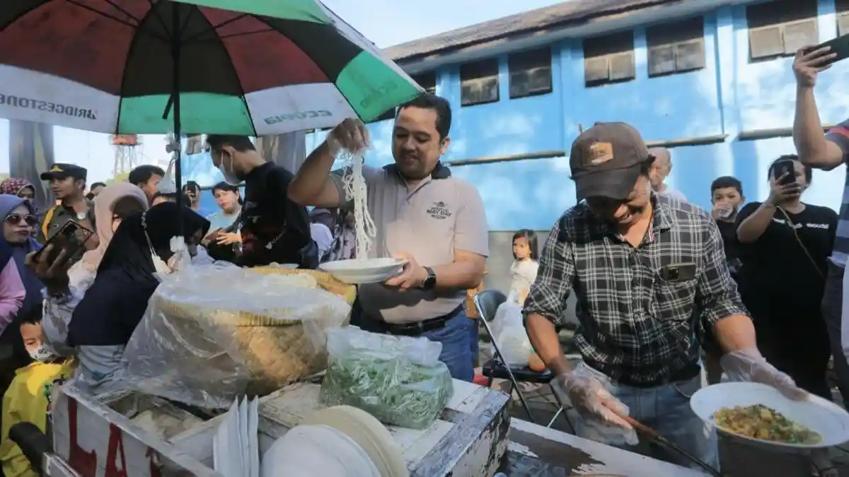 Aksi Wali Kota Tangerang Bagi-bagi 1.000 Porsi Laksa Gratis Kepada Warga Saat CFD