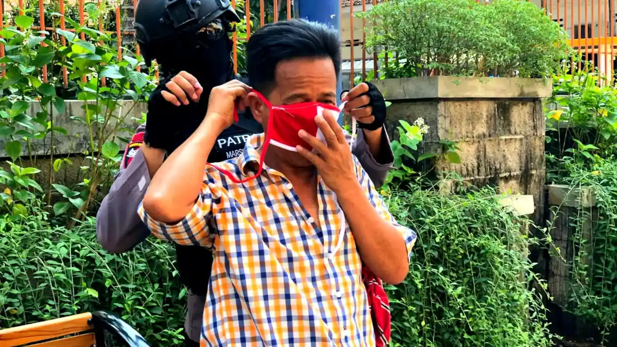 Polisi Bagikan Sembako dan Masker kepada Pedagang di Jakarta Pusat