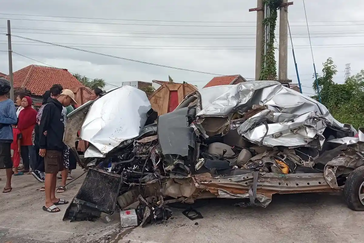 BREAKING NEWS: Mobil Xenia Hancur Usai Tersambar Kereta Api di Tambakrejo Semarang