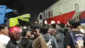 Warga-proses-evakuasi-truk-mogok-di-rel-tertabrak-KA-Doho-di-Kota-Blitar.jpg