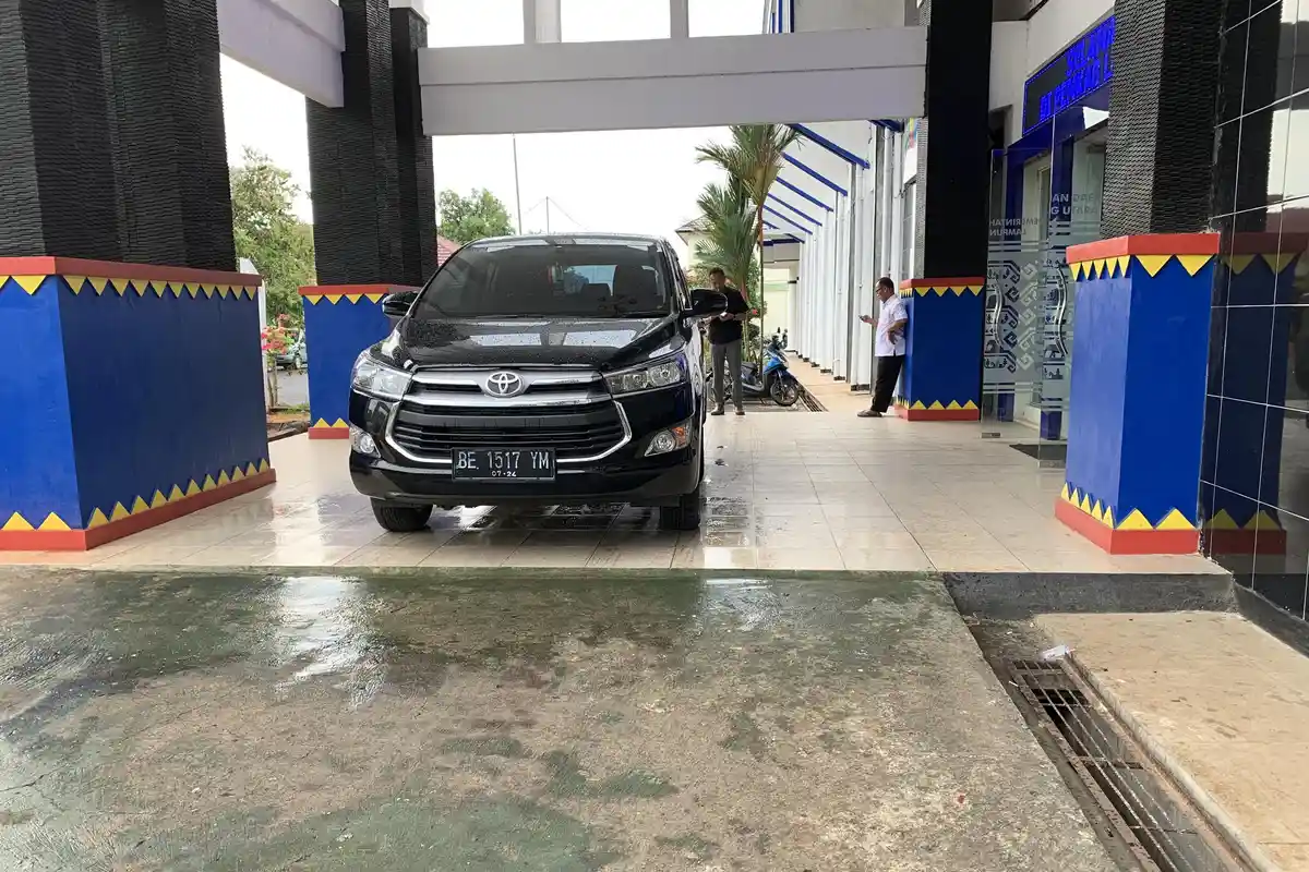 BREAKING NEWS - Selain Geledah Kantor Bupati Lampung Utara, Ada Dua Mobil Terparkir di Rumdis