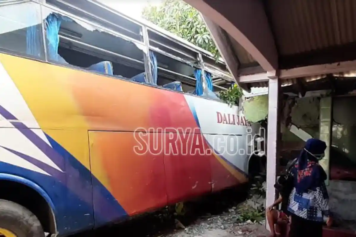 Hindari Pemotor, Bus Dali Jaya Sasak Empat Rumah dan Dua Mobil di Duduksampeyan Gresik