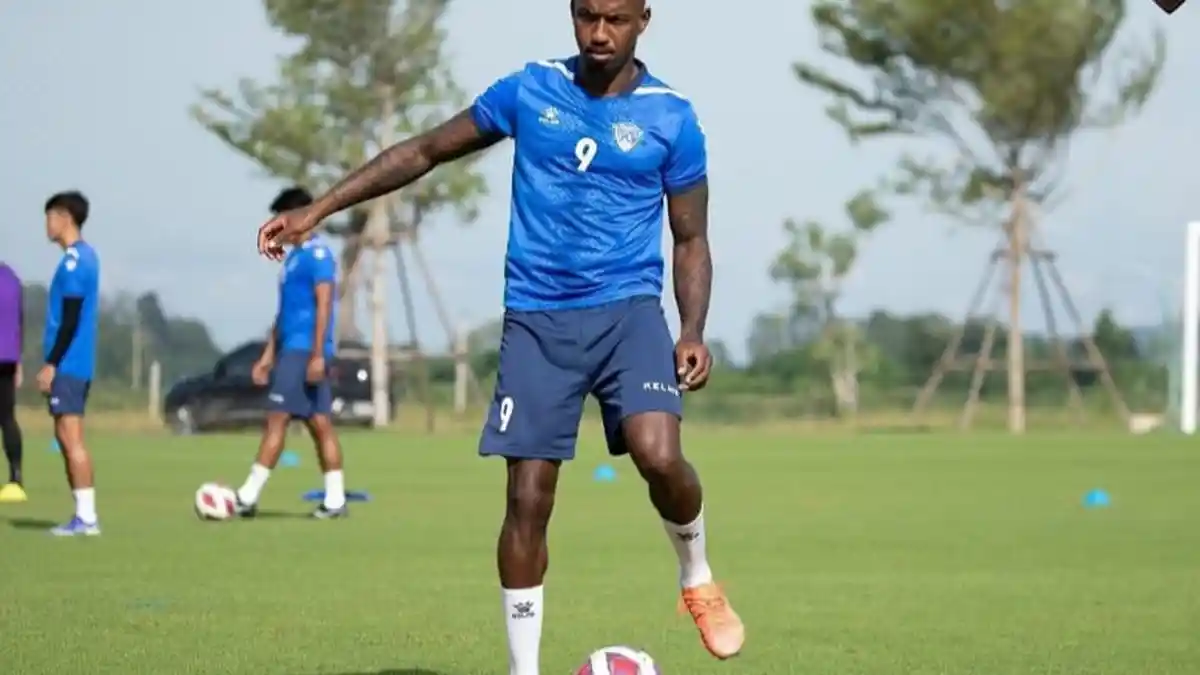Sosok Mirip Bomber eks-Persiraja Tengah Bersama Tim Medis PSIS Semarang, Carlos Fortes Diganti?
