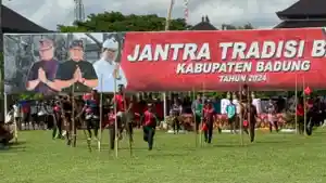 Sejumlah-siswa-saat-bermain-tajog-di-Lapangan-Puspem-Badung-saat-pembukaan-Jantra-Tradisi-Bali.jpg