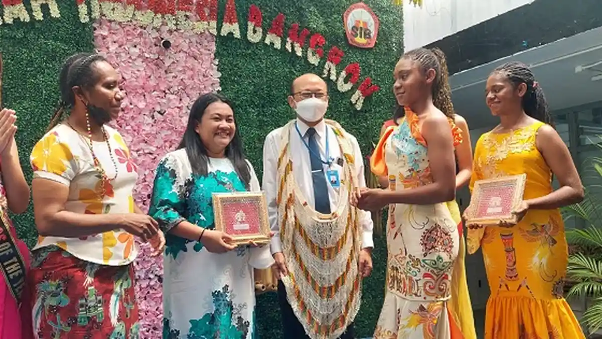 Ikut Kompetisi Princ dan Princes, Beverlly Warandore Bertemu Dubes Indonesia di Thailand