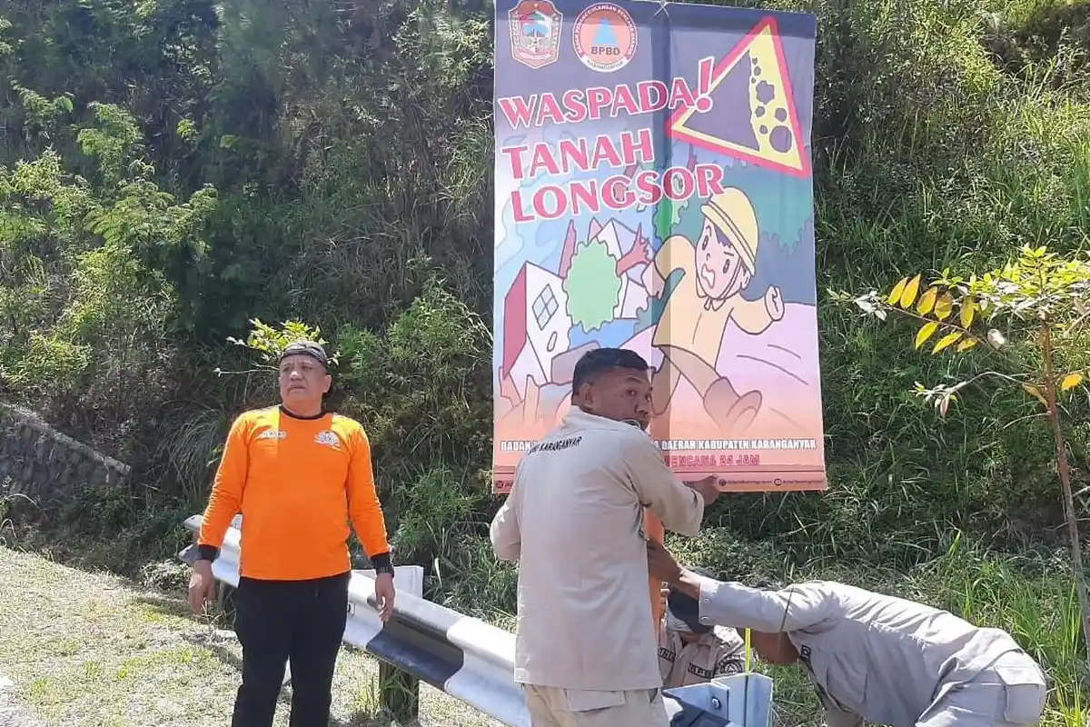 BPBD Karanganyar Pasang Rambu Rawan Longsor di Kawasan Wisata Guna Hadapi Momen Nataru