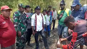 Kepala-Dinas-Pertanian-Kabupaten-Lembata-Kanisius-Tuaq-baju-putih-saat-memantau-proses.jpg