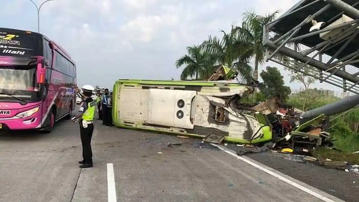 BREAKING NEWS: Bus Tabrak Tiang, 13 Penumpang Dikabarkan Tewas