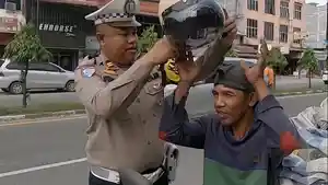 Polantas-bagi-bagi-nasi-kotak-dan-helm.jpg