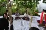 Seniman Ludruk Meimura Ajak Anak-anak Bermain Wayang Suket