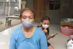 Ni-Wayan-Kardiani-warga-di-Banjar-Pasekan-Desa-Dawan-Kaler-dsn-putrinya-harus-menggenakan-masker.jpg