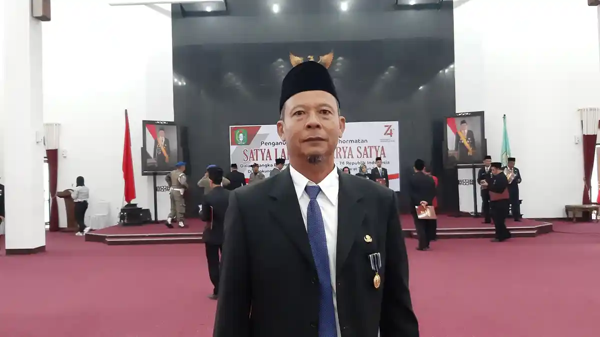 Mengabdi Selama 30 Tahun, Sarkawi Terima Penghargaan dari Presiden