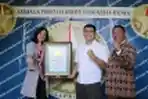 Chris John Mendapat Penghargaan The Legend Award