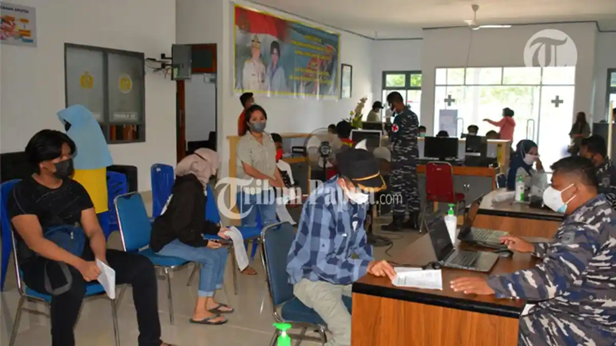 Warga Jayapura Padati Balai Pengobatan Amphibi TNI AL untuk Divaksin