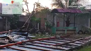 atap-rumah-warga-di-Aliantan-Kecamatan-Kabun-Rohul-diterbangkan-angin-puting-beliung.jpg
