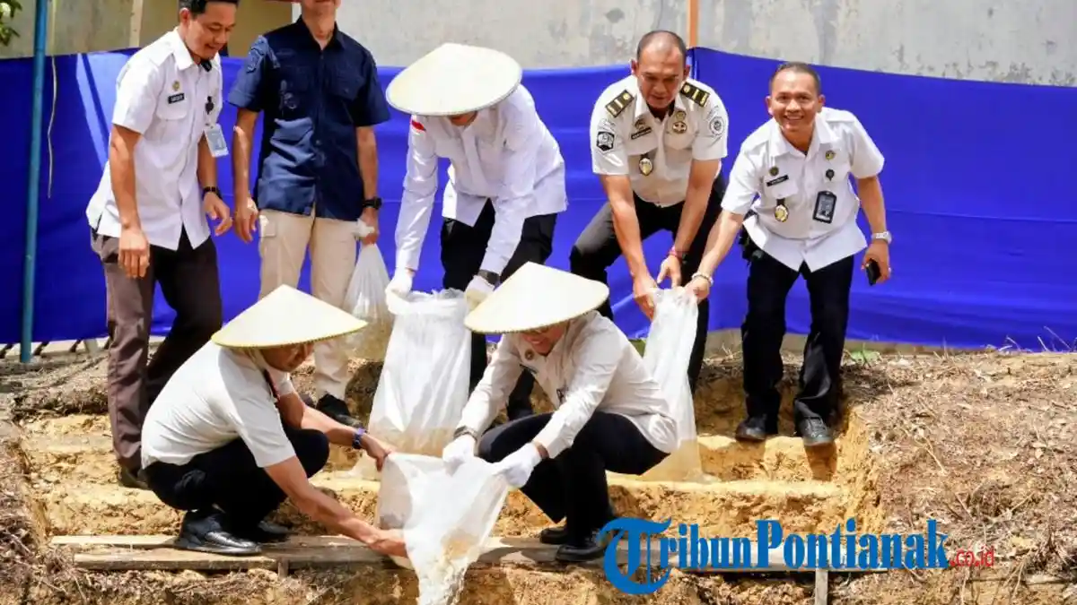Dukung Program Ketahanan Pangan Imigrasi dan Kemasyarakatan Lepas Bibit Ikan di Rutan Putussibau 