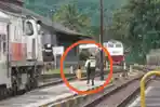 Satpam-berhasil-selamatkan-bocah-yang-nyaris-ditabrak-kereta-api-di-Stasiun-Cibatu.jpg