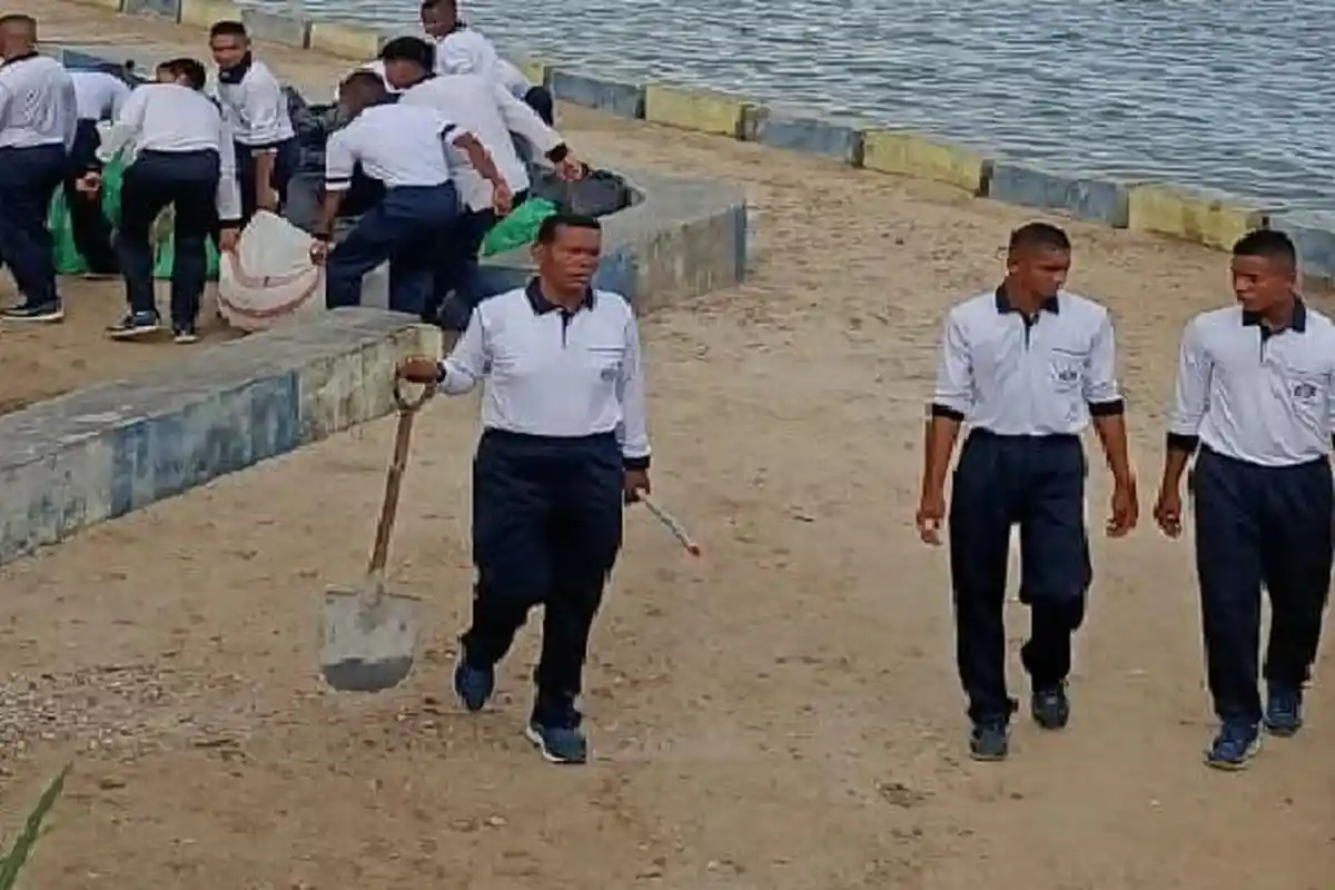 Komando Daerah Angkatan Laut VII Gelar Aksi Bersih Pantai di Pasir Panjang bersama Hotel Kristal
