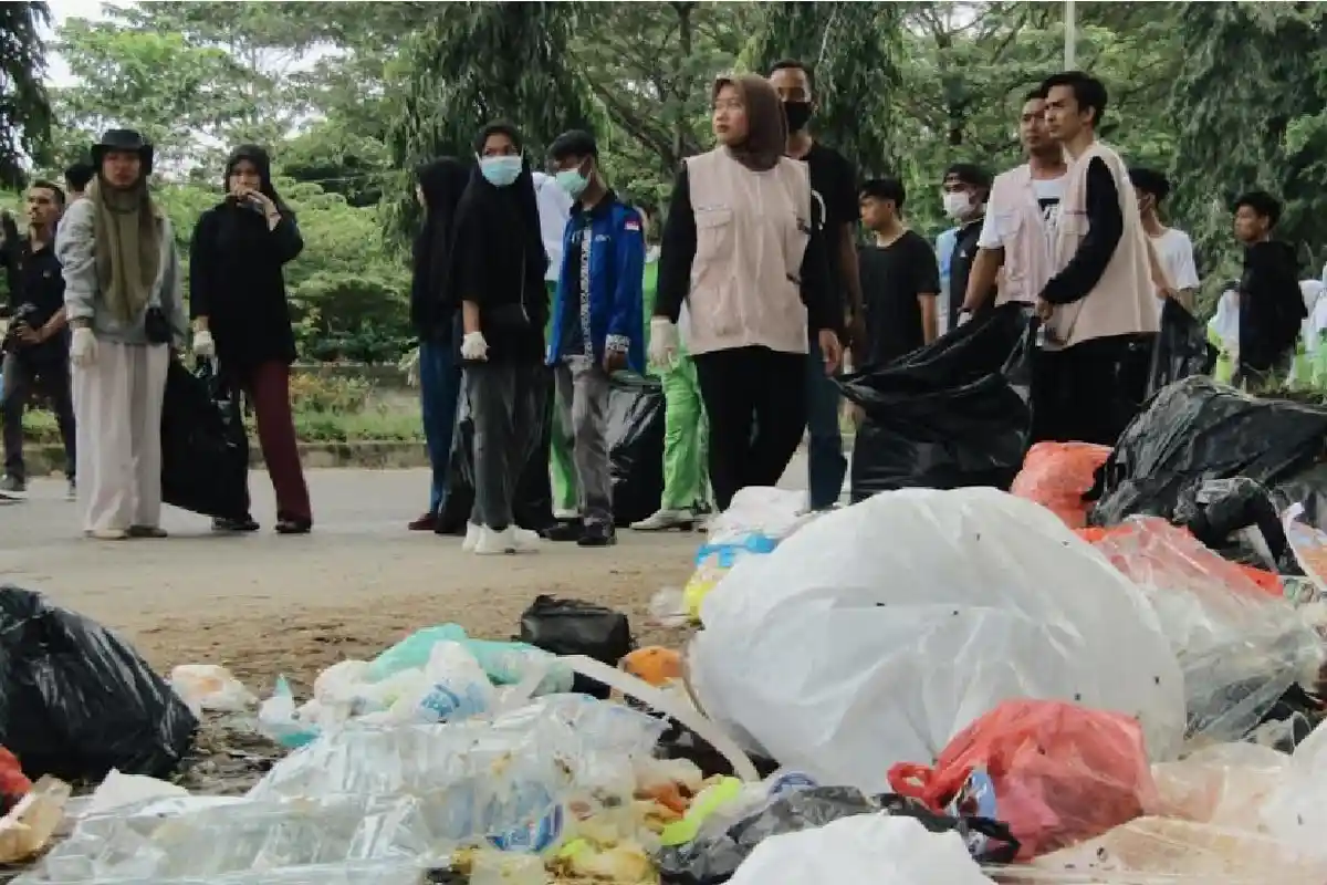 Ratusan Relawan Ikuti World Clean Up Day di Konawe, 150 Kantong Sampah Berhasil Dikumpulkan