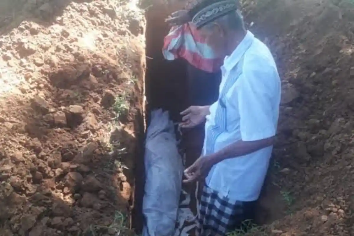 Dinas Sosial Makassar Kebumikan Jenazah Tuna Wisma Tanpa Identitas