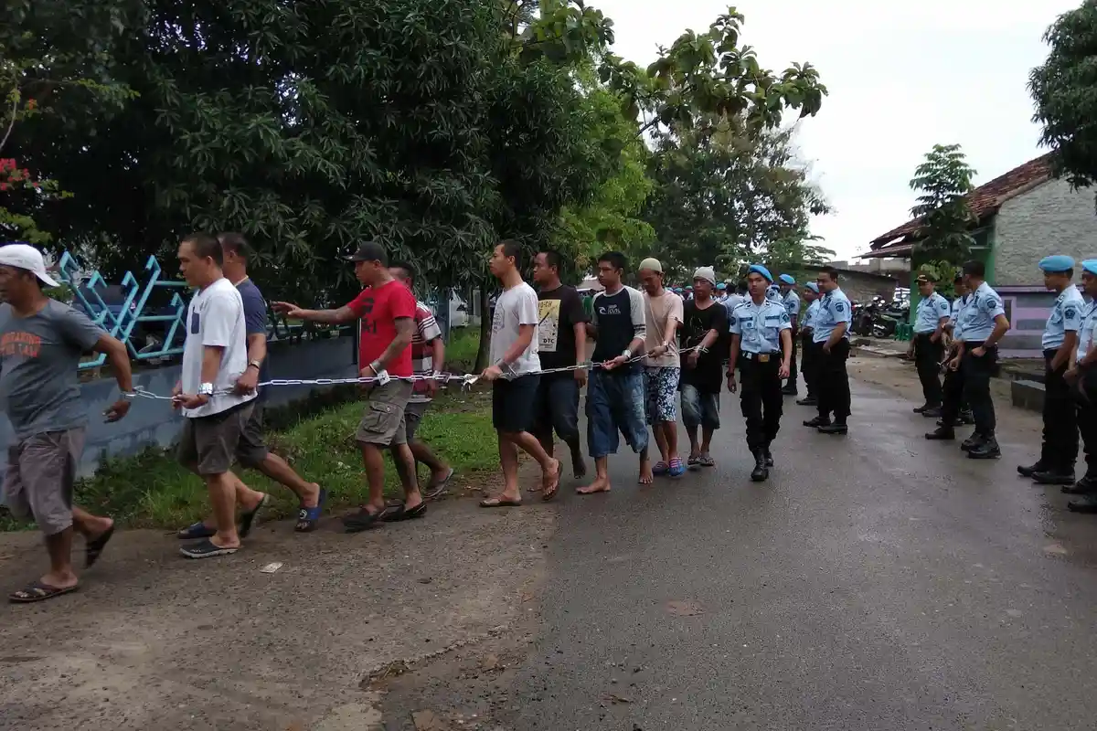 Diborgol Berantai, 10 Tahanan Tertib Keluar dari Jeruji Besi