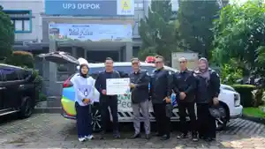 PLN-UP3-Depok-menyerahkan-bantuan-1-satu-unit-ambulans-melalui-Program-TJSL.jpg