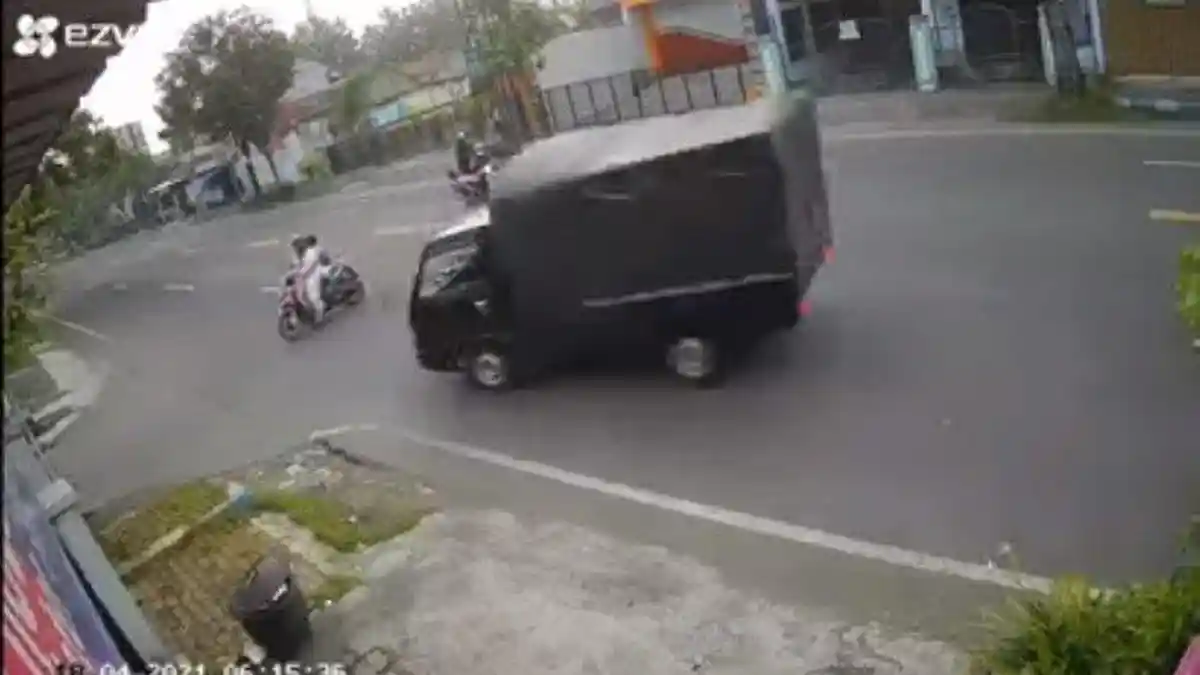 Viral Video Kecelakaan Maut di Tulungagung, Pengendara Motor Tertabrak Pikap, Wanita 32 Tahun Tewas