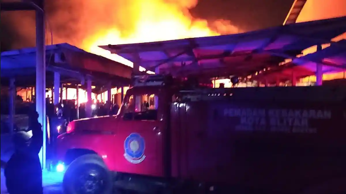 BREAKING NEWS - Gudang Eggtray di Kelurahan Karangsari Kota Blitar Terbakar Hebat