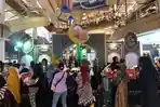 Pengunjung-Mal-Ciputra-Semarang-tampak-sedang-memilih-milih-produk.jpg