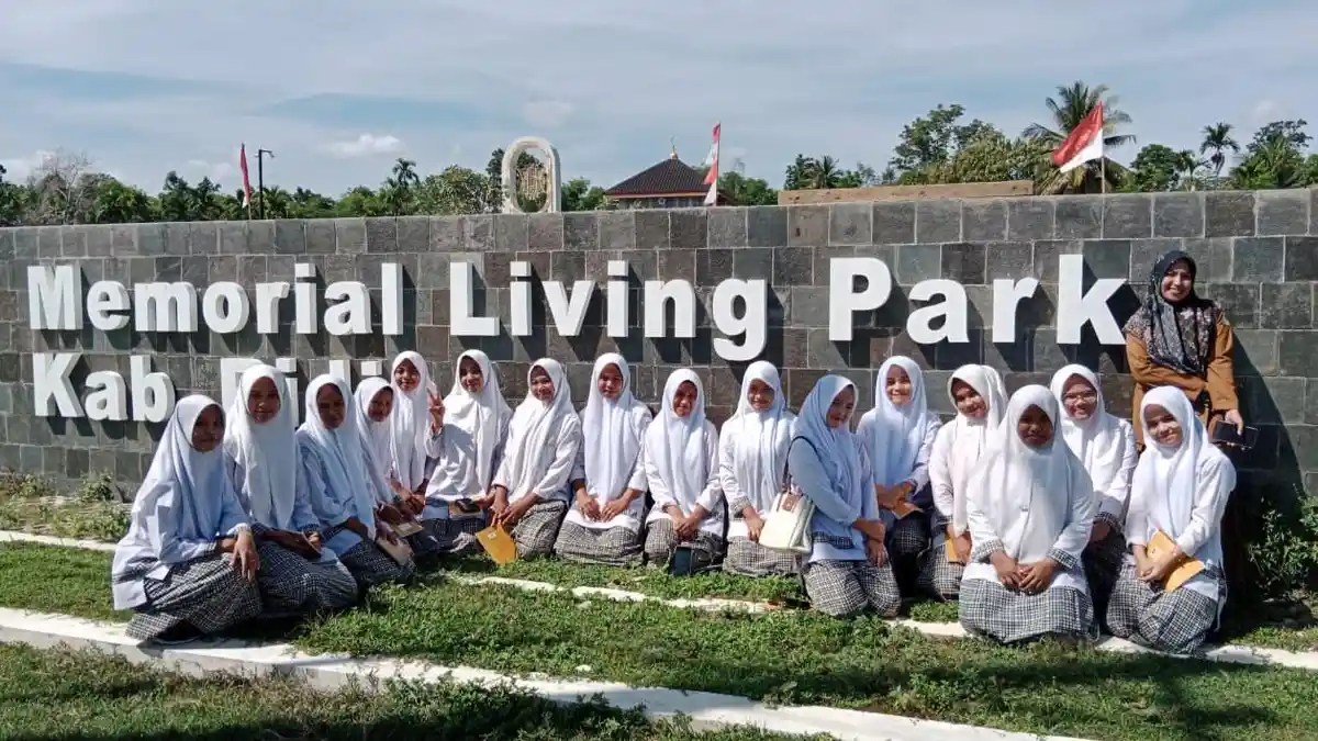 Puluhan Siswa SMAN Delima Kunjungi 3 Situs Bersejarah di Pidie