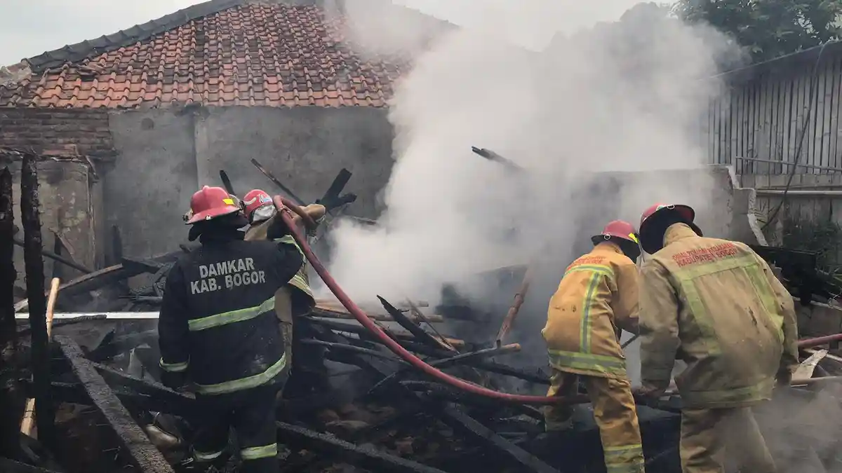 Akibat Konsleting Listrik, Dua Unit Rumah di Jasinga Bogor Hangus Di Lalap Sijago Merah