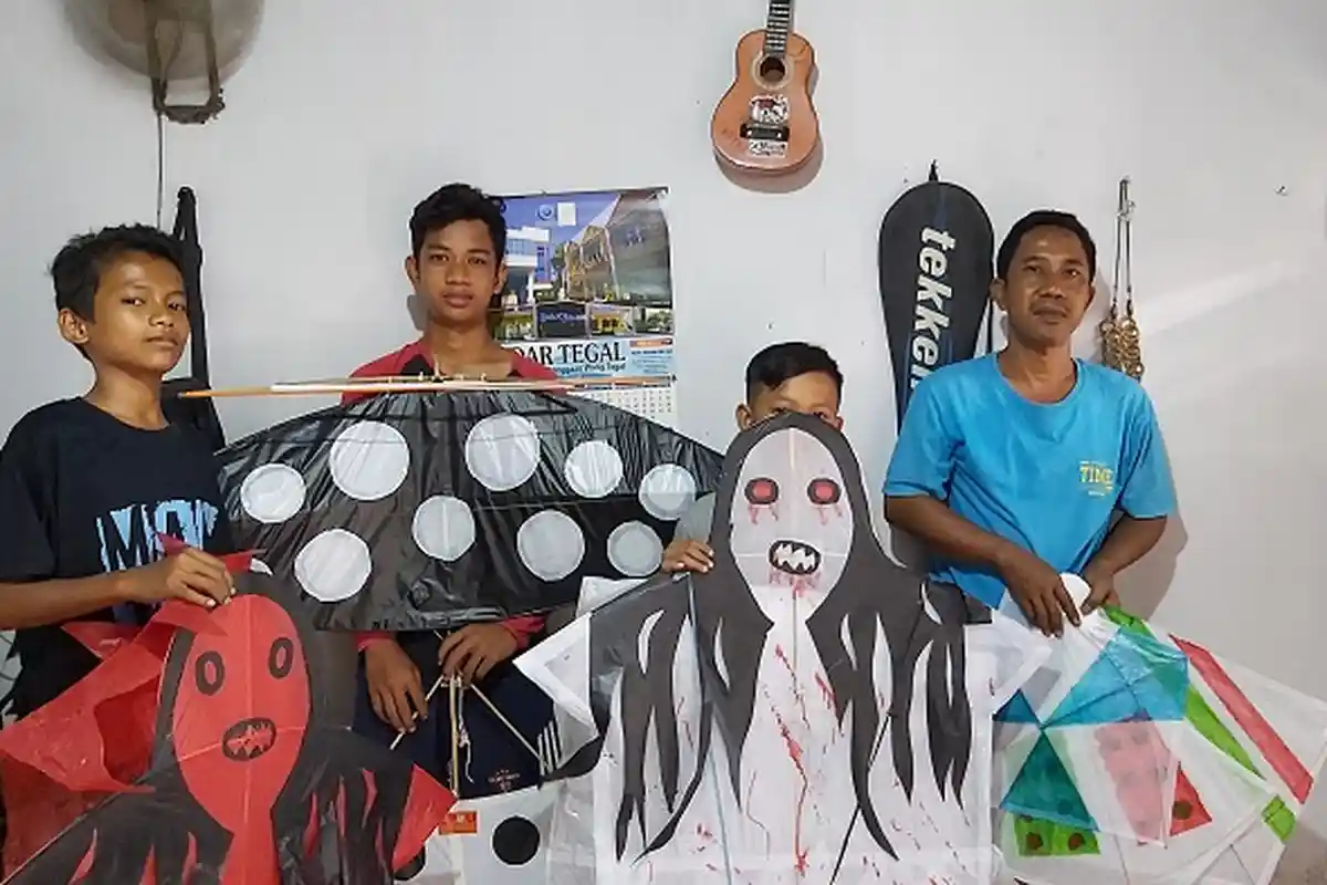 Belajar dari Rumah Pacu Anak-anak di Tegal Produktif dengan Berkreasi Membuat Layang-layang