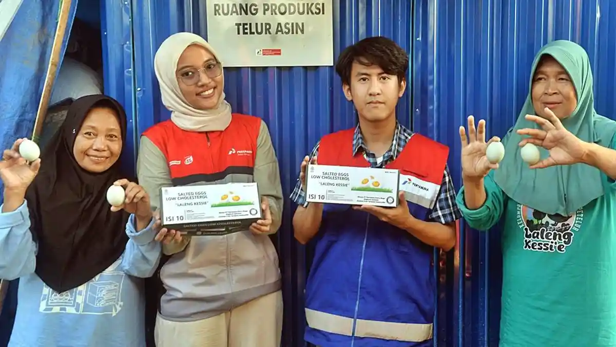 Pertamina Patra Niaga Perkuat Ekonomi Warga Maros Lewat Budidaya Bebek Petelur - Hasil-Produksi-telur-asin.jpg