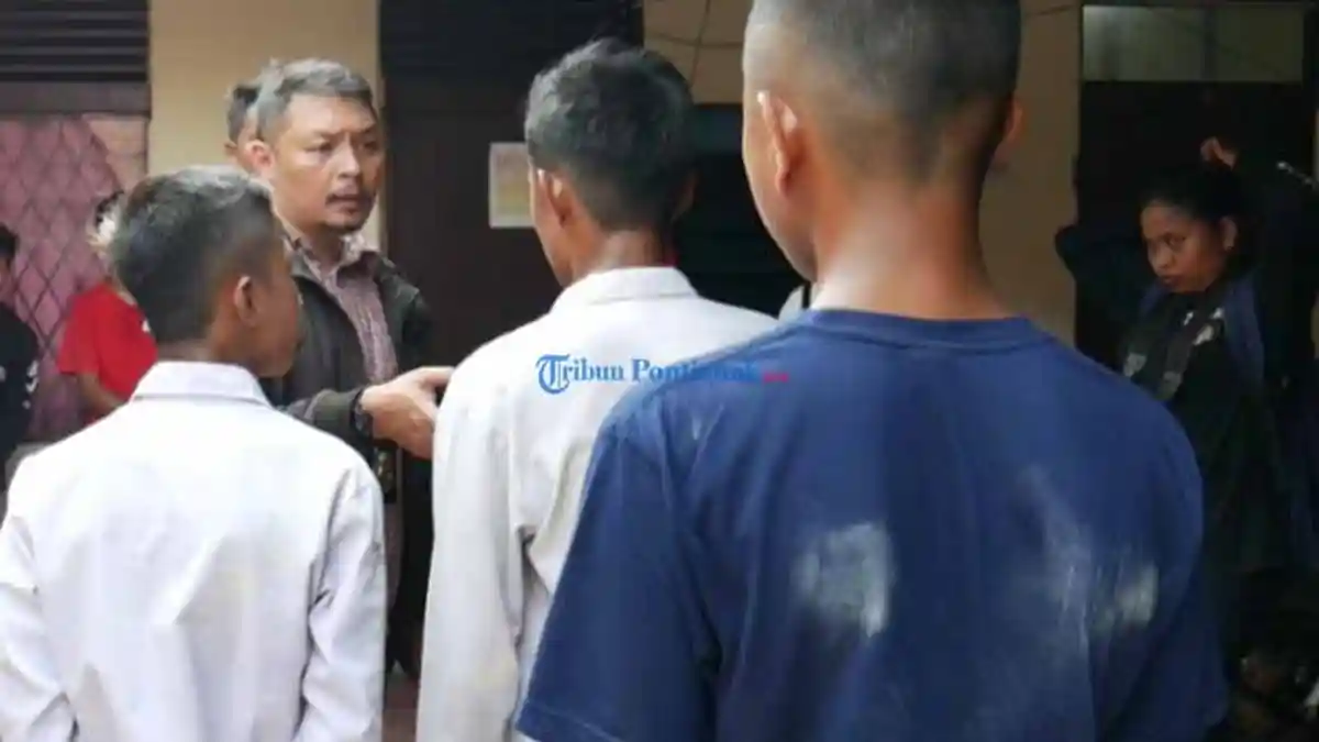FOTO: Kedapatan Ngelem, Sembilan Pelajar SMP Diamankan Polisi - ngelem-pelajar-diamankan.jpg