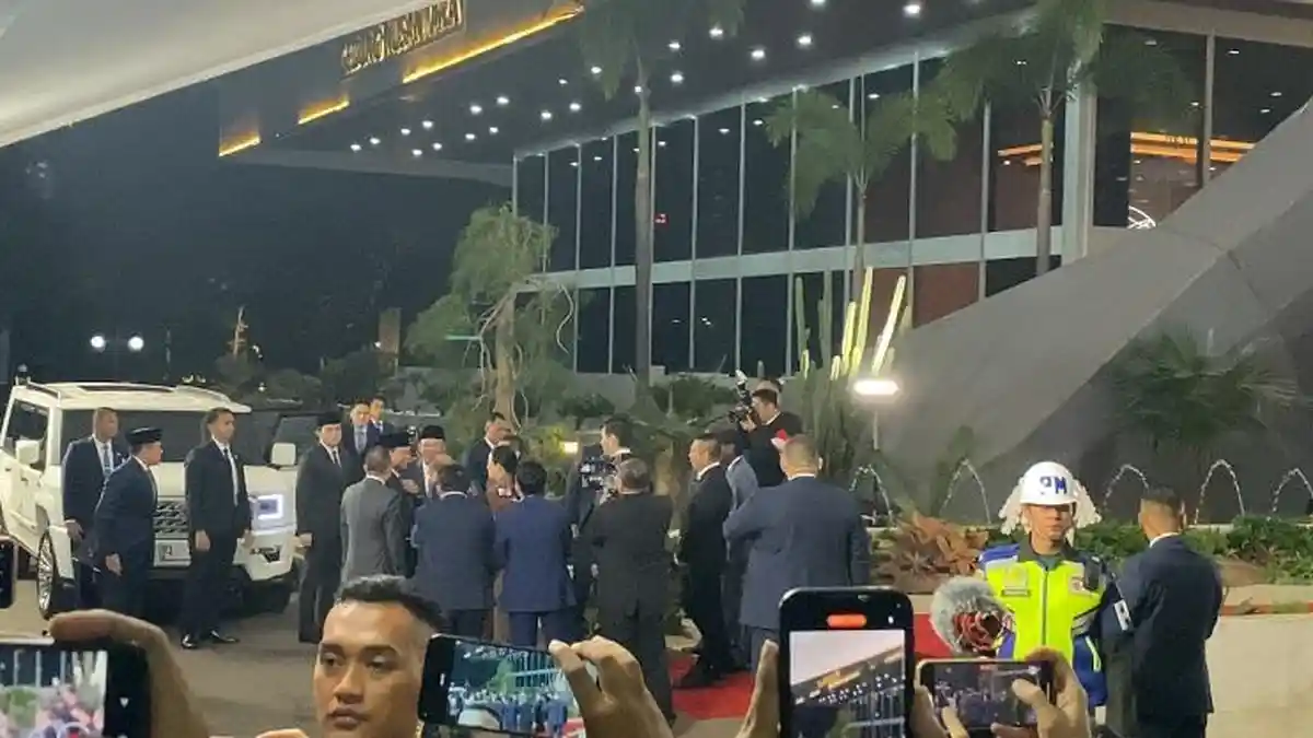 Presiden Prabowo Ditemani Seskab Hadiri Sidang ke-19 PUIC di DPR, Disambut Pimpinan Parlemen