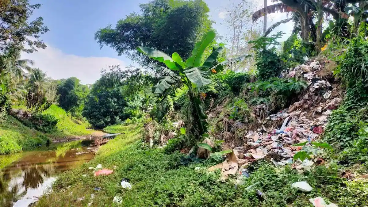 Kebiasaan Buruk Warga Desa Mohungo: Sungai Jadi Tempat Sampah Raksasa