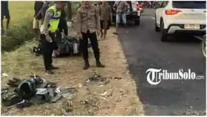 Polisi-tengah-melakukan-evakuasi-bangkai-kendaraan-di-Wonogiri.jpg
