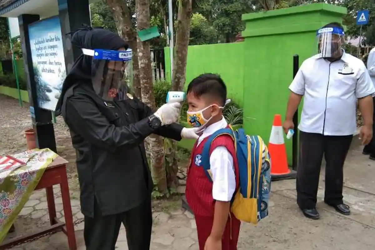 Hari Pertama Sekolah Siswa Baru di Muba, Wali Siswa Dilarang Antar Anak Sampai ke Kelas